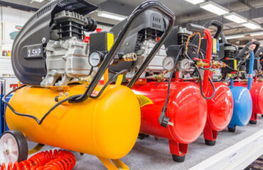 FOTO 01 - Linha de compressores de ar portáteis expostos em loja