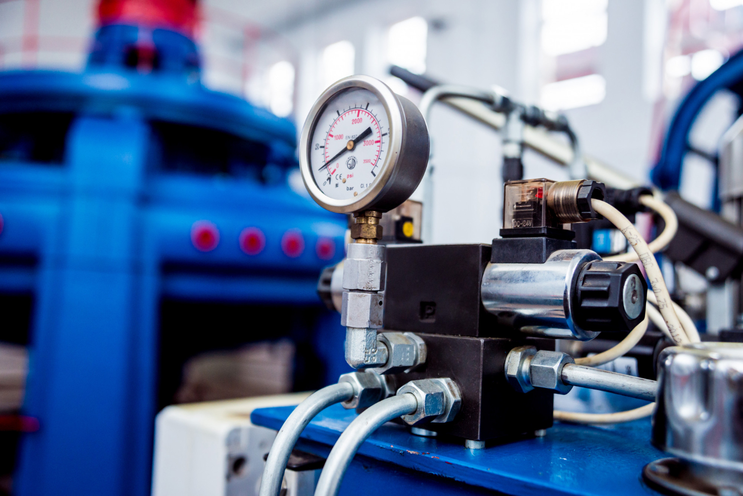 Painel de controle de pressão em sistema pneumático com manômetro calibrado - Curso Elaborar Laudo de Compressor