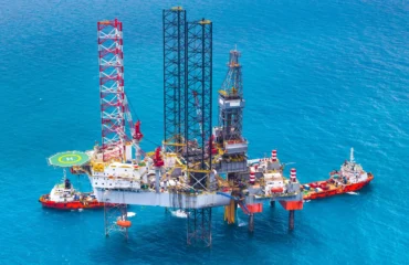 destaque Lifesaving platforms operate in complex maritime conditions, making risk management, alarm recognition and abandonment planning essential for operational safety.