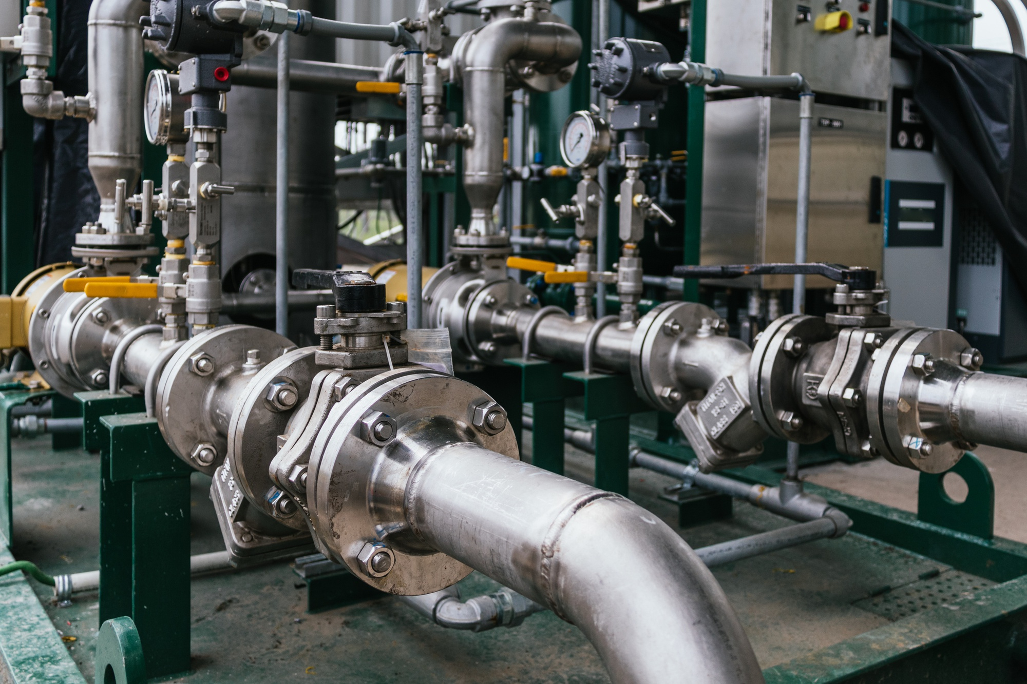Sistema de tubulação industrial em aço inox com válvulas de esfera - Curso Elaboração do Laudo para Tubulações de Gases Industriais