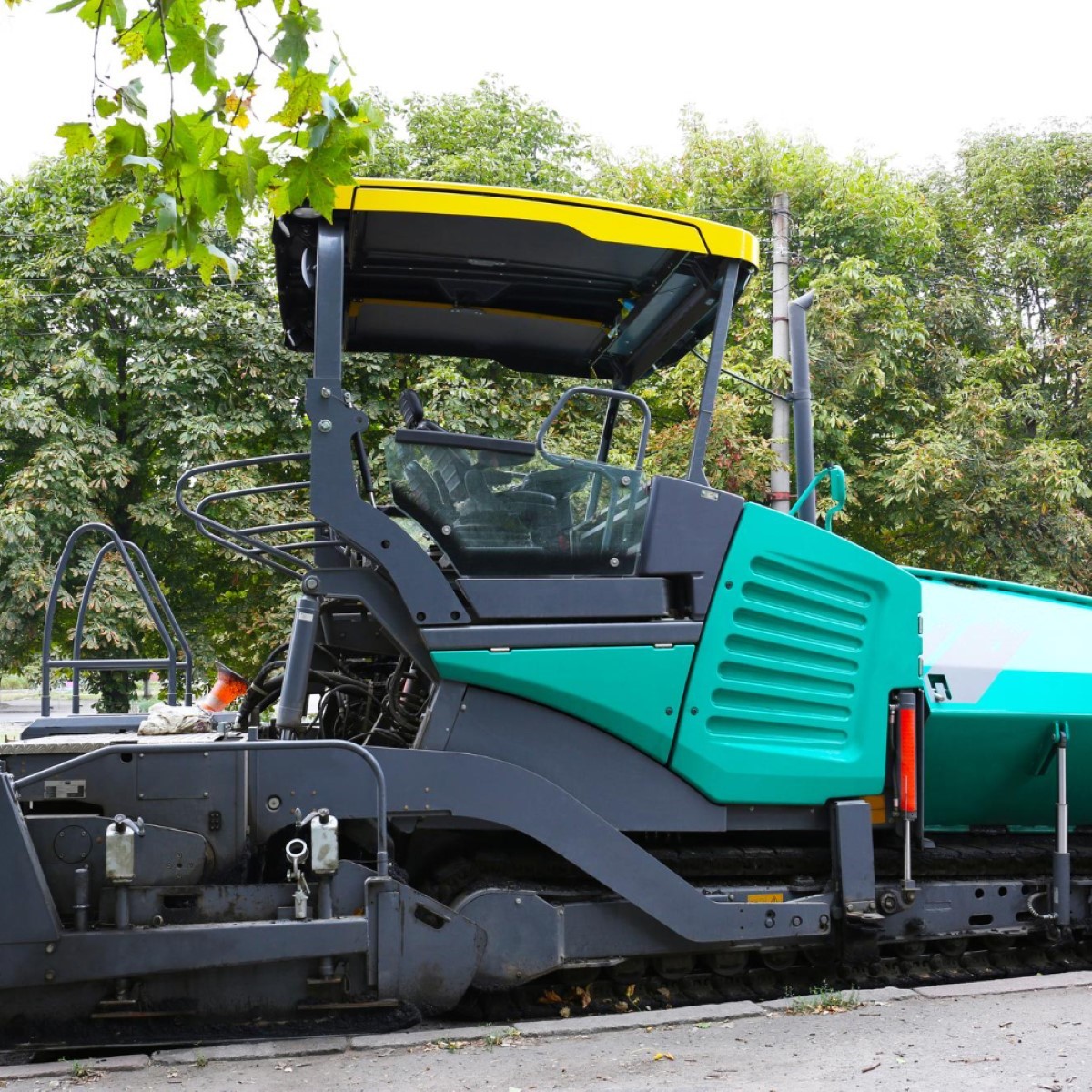 Fresadora de asfalto em operação contínua: desempenho, precisão e controle técnico no corte do pavimento.