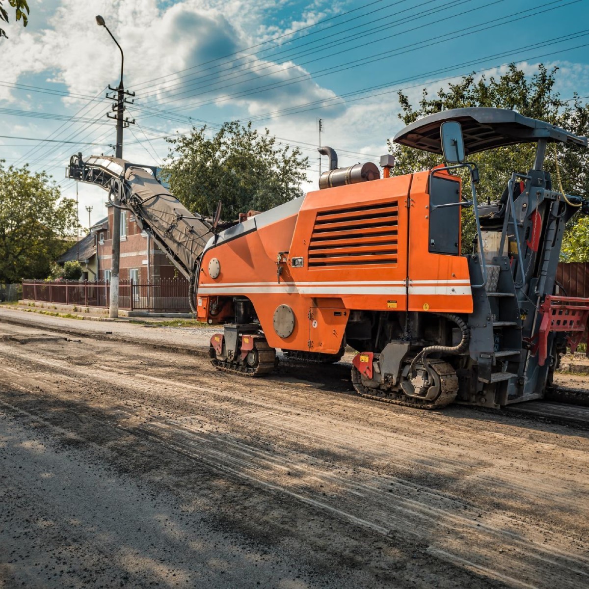 Máquina de fresagem rodoviária em trabalho pesado: base sólida para manutenção, eficiência e segurança operacional.
