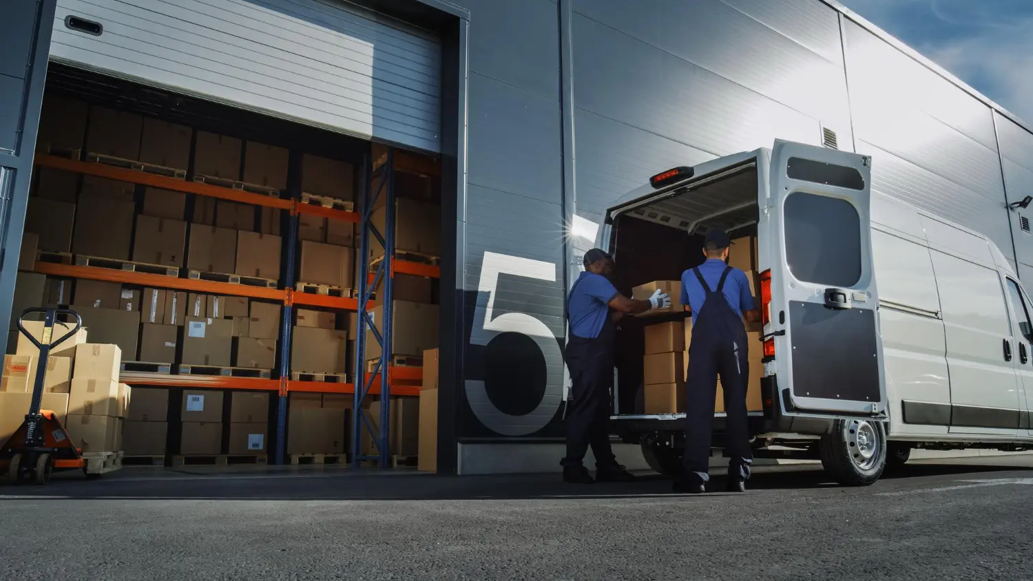 A distribuição uniforme da carga e o uso de pontos de fixação certificados transformam a carroçaria em parte ativa do sistema de segurança, conforme exigido pela NR 11