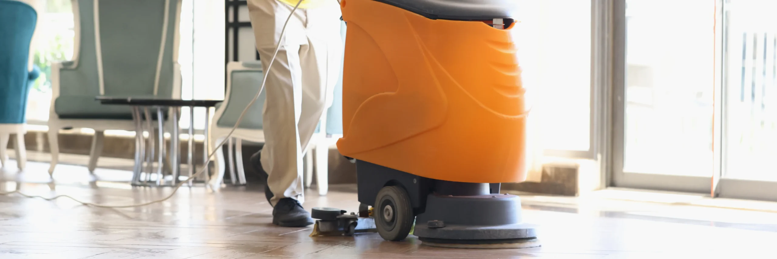 Ambiente controlado exige sensibilidade e controle ergonômico. Portanto o operador aplica técnicas de varrição silenciosa e limpa sem comprometer o conforto acústico e visual do espaço.