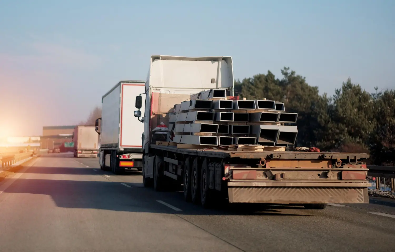 Durante o transporte, as forças de inércia e frenagem atuam diretamente sobre a amarração.