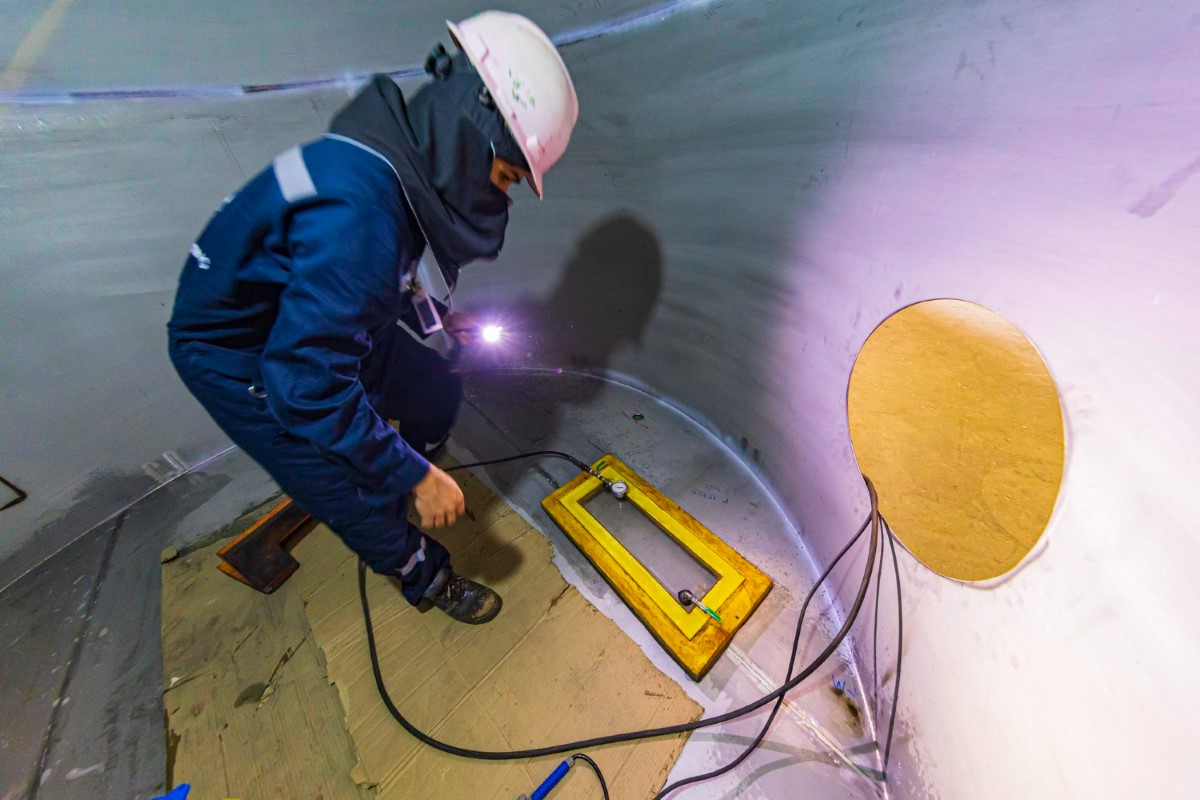 Inspección interna en espacio confinado con énfasis en prácticas seguras, evaluación de condiciones del ambiente y cumplimiento estricto de los requisitos establecidos por la NR 33.