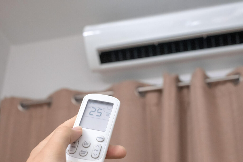 Ar-condicionado é um equipamento projetado para para tratamento controlar a temperatura, a umidade e a qualidade do ar no interior de espaços fechados garantindo a qualidade do ar  sobre as condições de temperatura, umidade, limpeza e movimento possuindo as funções de aquecimento, arrefecimento, umidificação, renovação, filtragem e ventilação do ar. - Curso Ar-Condicionado
