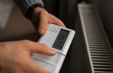 Curso Ar-Condicionado O Curso Aprimoramento Instalação de Sistemas Residenciais de Ar-condicionado – Split e Compacto conforme conforme NBR 16655-1 que descreve os requisitos mínimos do projeto, fabricação e instalação dos suportes de fixação das unidades externas em qualquer aplicação de unidades compactas e divididas com capacidade de até 18 kW (60 000 BTU/h), e descreve os procedimentos para assegurar que a instalação, o desempenho, a operação e a confiabilidade satisfaçam o usuário final.