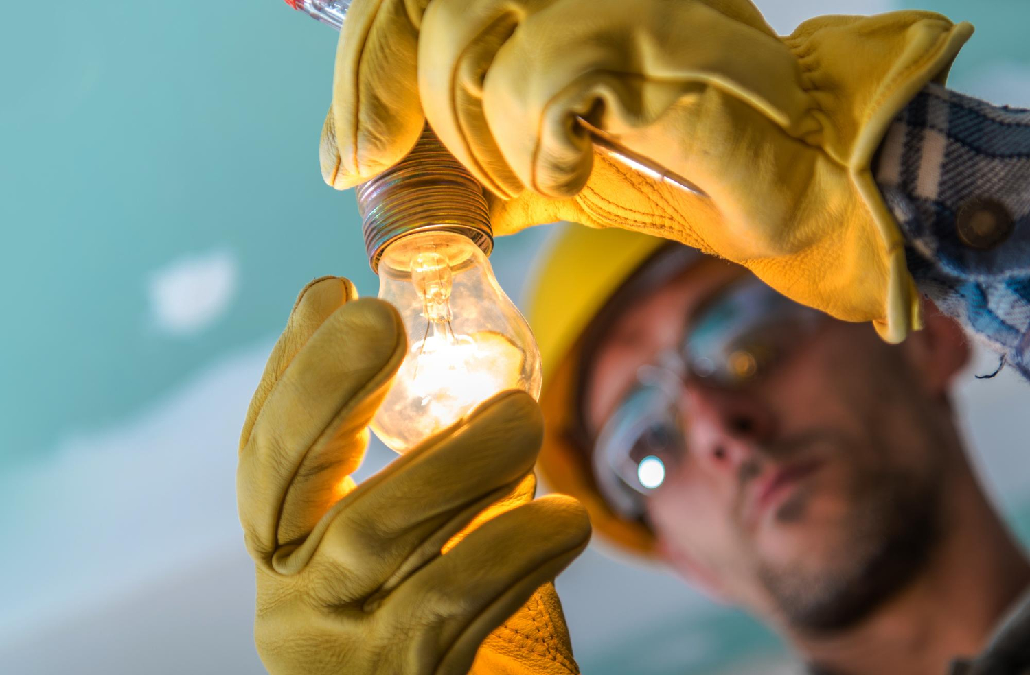 Procedimento aparentemente simples, mas com risco real de choque elétrico. A NFPA 70E exige avaliação de risco e proteção adequada mesmo em tarefas rotineiras.