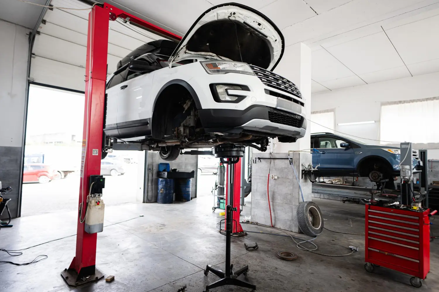 Aplicação correta dos princípios da NR 12 garante estabilidade e integridade estrutural no uso do elevador automotivo.