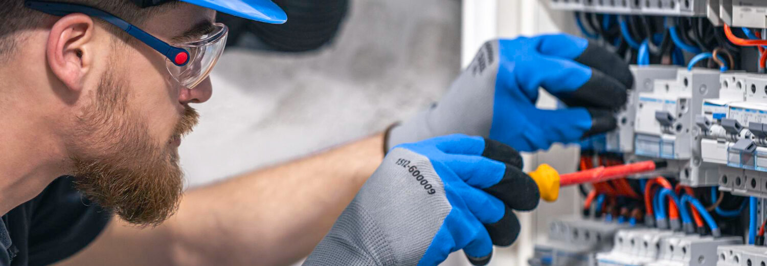 Manutenção segura começa com a seleção correta de ferramentas isoladas e a adoção de práticas recomendadas pela NFPA 70E para controle do risco de arco elétrico. - Curso NFPA 70E.