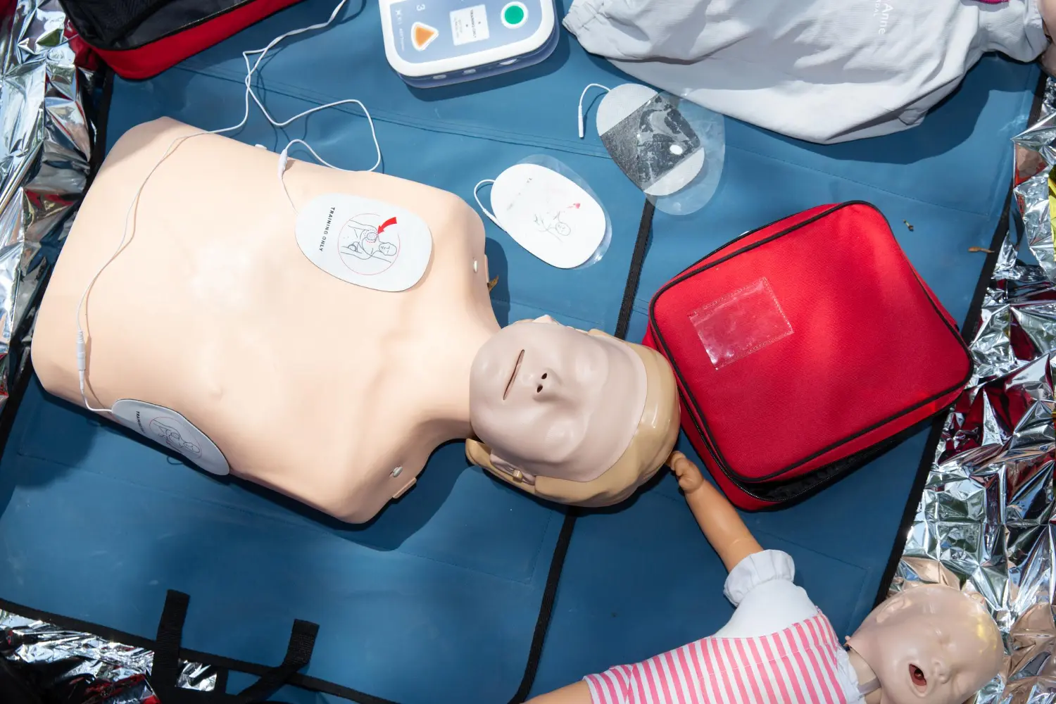 Treinamento em múltiplos cenários com DEA preparação de equipe para atendimento simultâneo em adultos e crianças. Disposição correta dos eletrodos facilita a análise do equipamento.