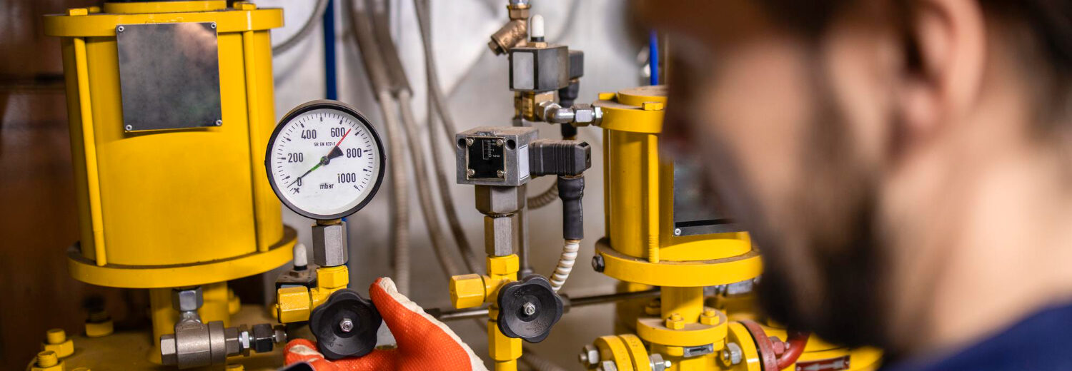 Sistema de válvulas e conexões pressurizadas preparadas para teste de estanqueidade em rede hidráulica. Etapa crítica para garantir vedação e segurança operacional.