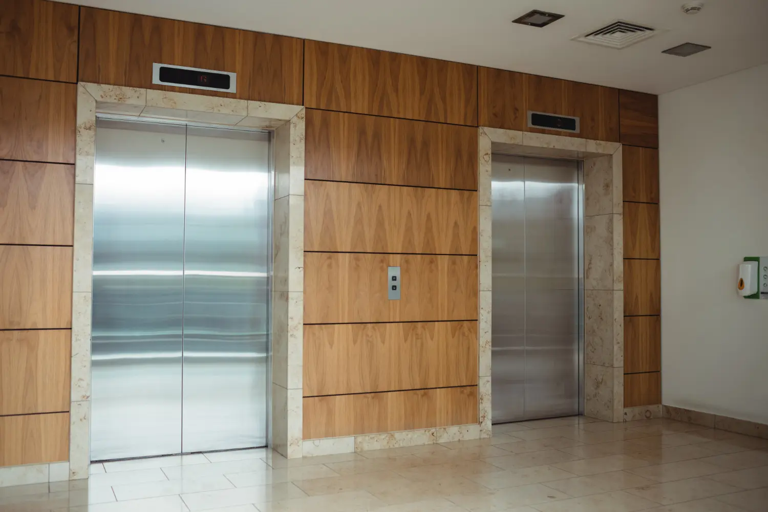 Elevadores com acabamento moderno e integração arquitetônica.