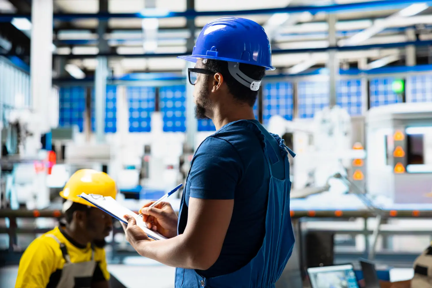 Inspetor avaliando equipamentos pressurizados em operação.