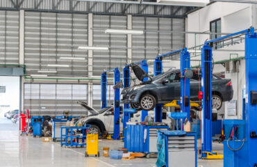 FOTO 01 Oficina equipada com elevadores automotivos em operação simultânea