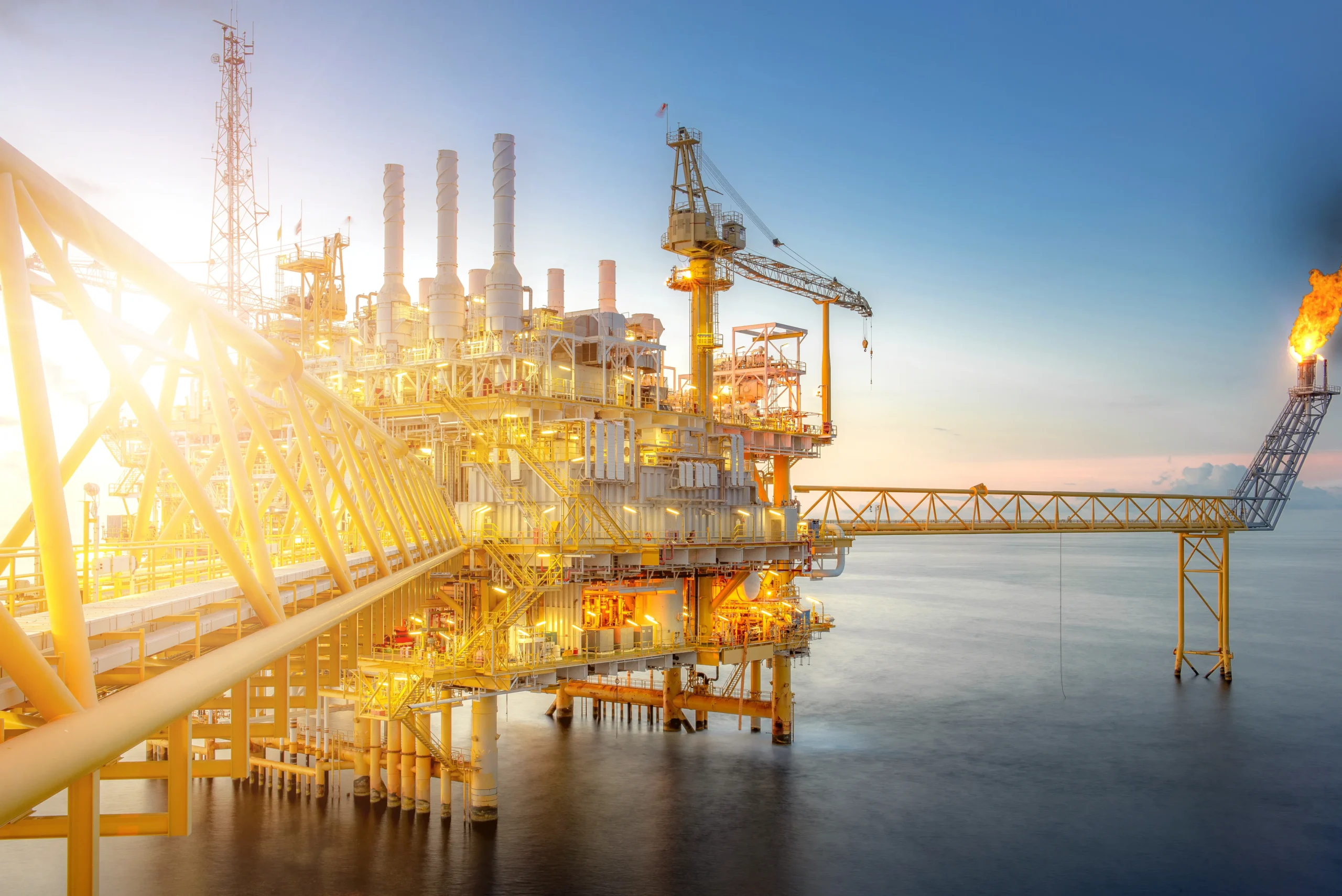 Plataforma com flare ativo. Reforça riscos térmicos e necessidade de planos de emergência química