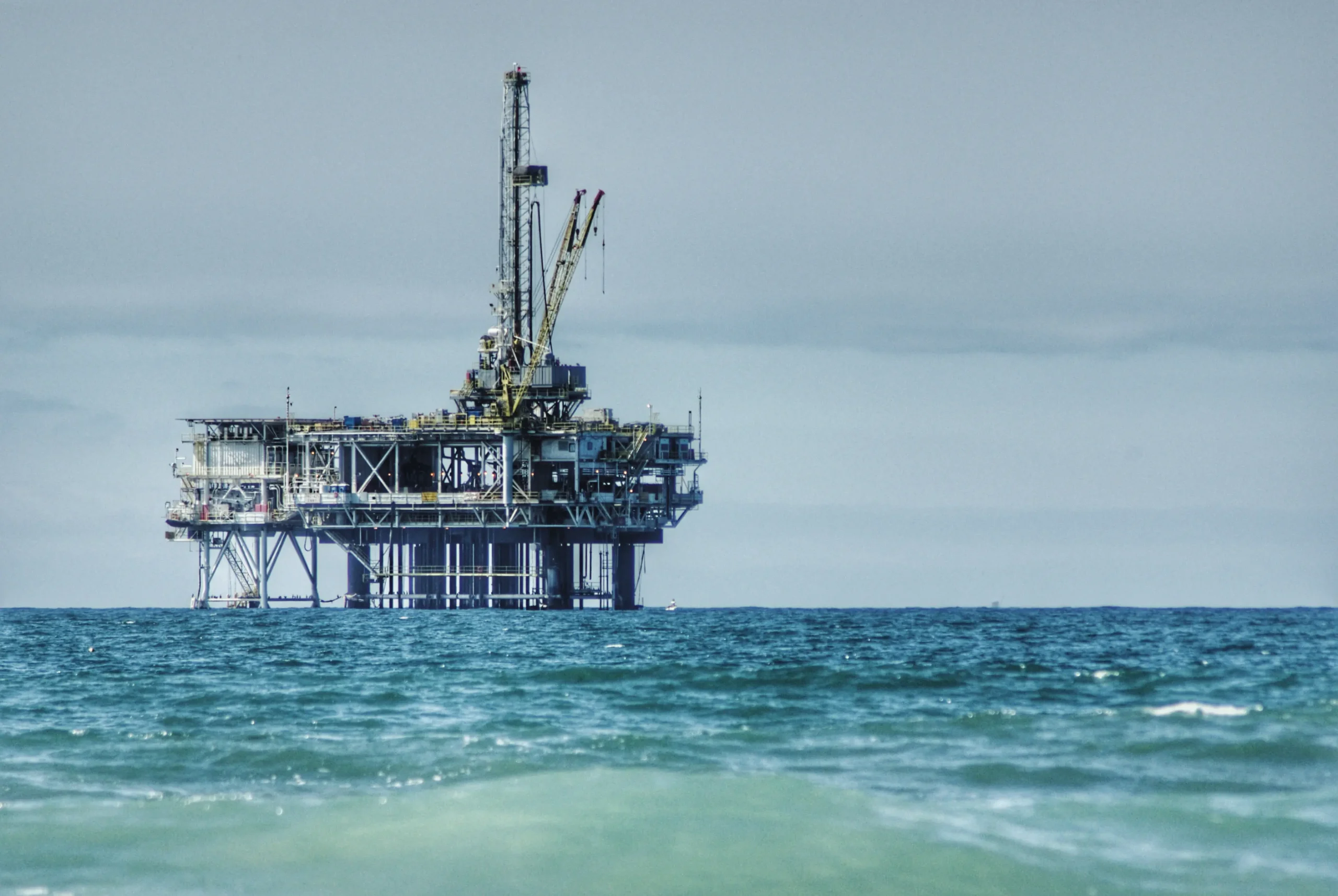 Plataforma fixa em alto-mar. Operação exige controle de atmosferas explosivas e conformidade com a NR 37
