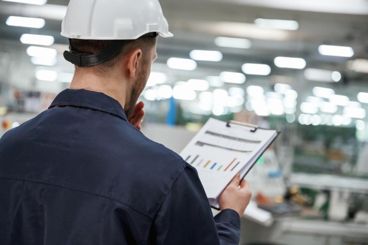 Profissional analisa registros de inspeção Ex para confirmar conformidade, rastreabilidade e integridade dos equipamentos instalados em áreas classificadas.