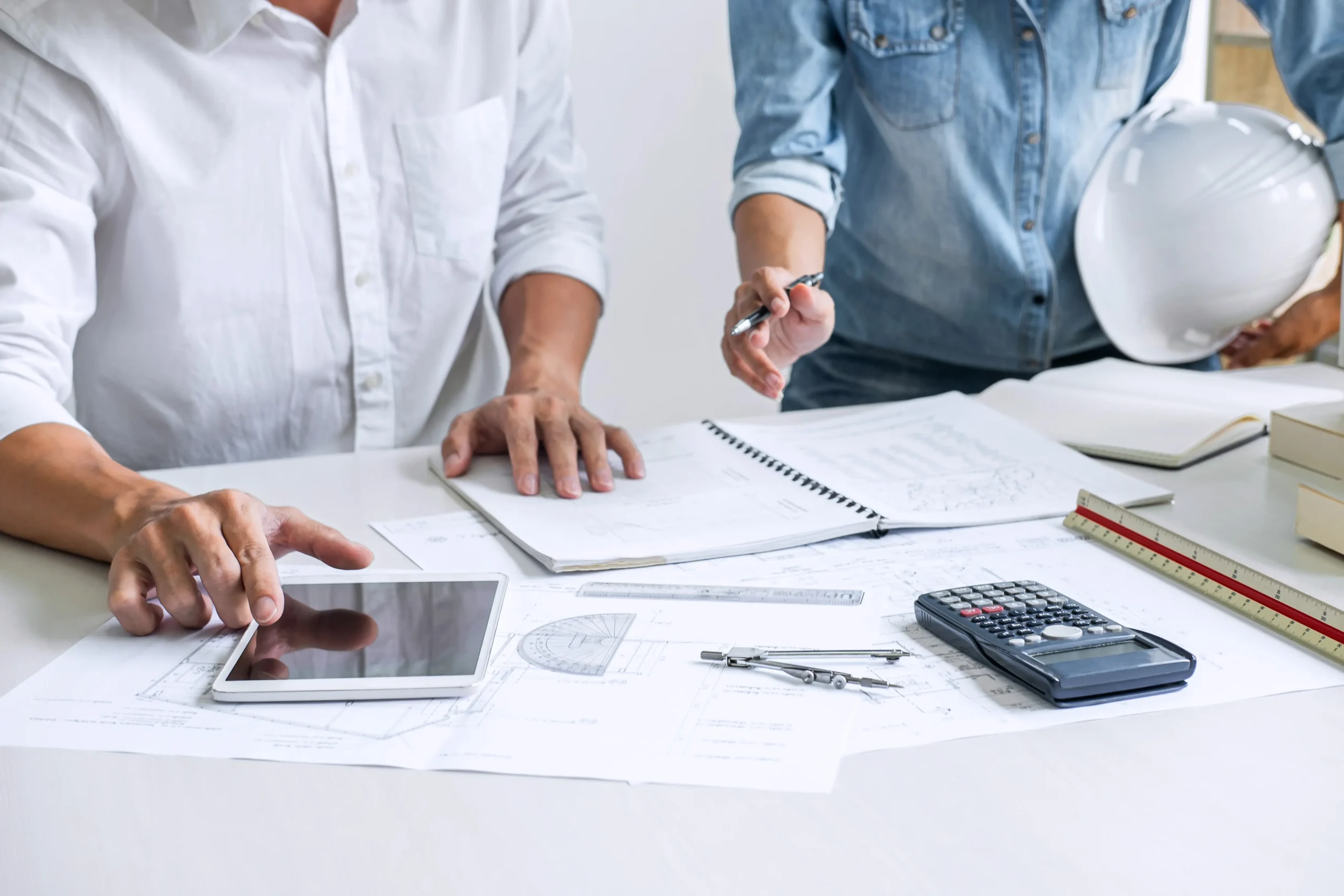 Inspeção técnica e validação de sistemas de segurança: integração entre dispositivos físicos e procedimentos operacionais.