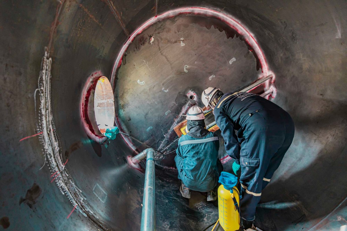 Toda inspección en espacios confinados comienza con la evaluación de riesgos, el control atmosférico y una comunicación clara entre el equipo de trabajo y el vigilante externo.