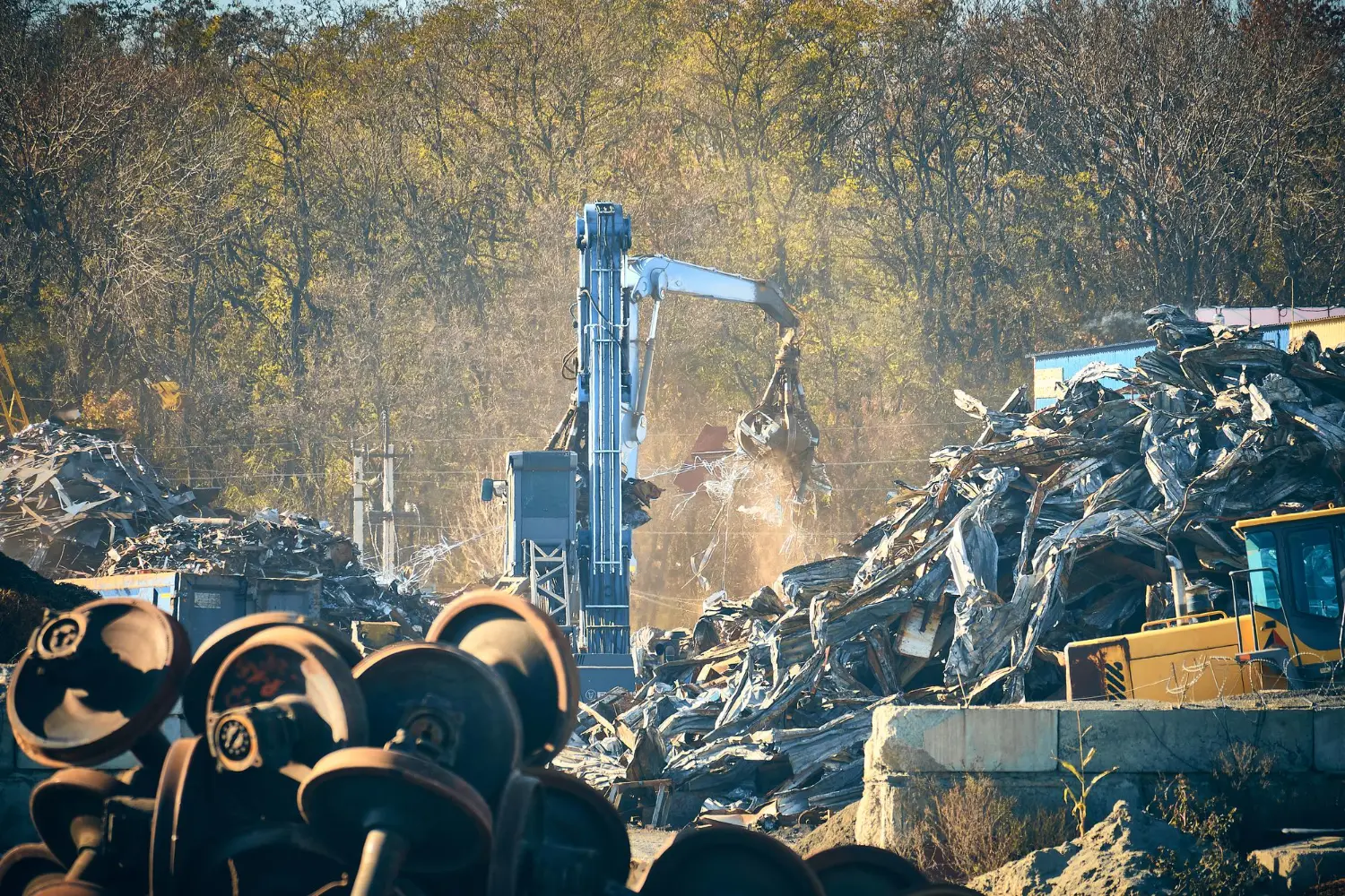 Cada ciclo de içamento exige leitura de risco e domínio da máquina.