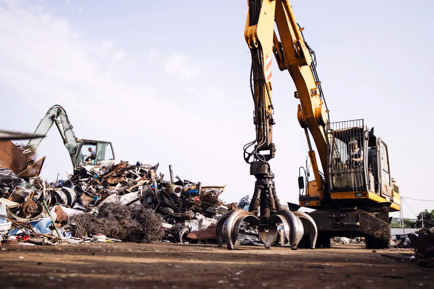 Controle, precisão e segurança a tríade obrigatória da operação de grua sucateira.