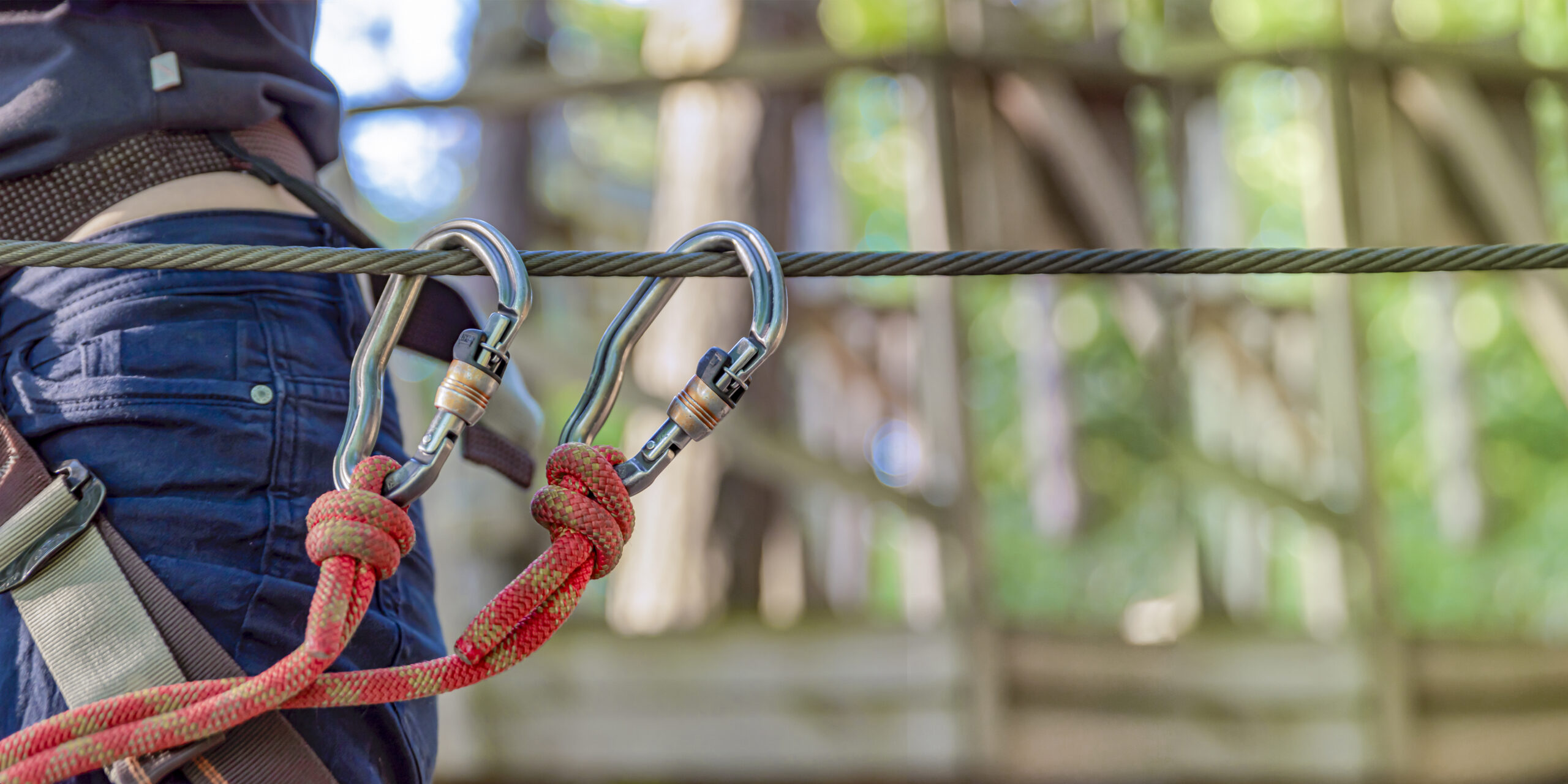 Projeto Linha de Vida: conexão contínua ao sistema de ancoragem: os conectores permanecem acoplados ao cabo de aço, permitindo a movimentação do trabalhador com proteção contra quedas. Projeto Linha de Vida: conexão contínua ao sistema de ancoragem: os conectores permanecem acoplados ao cabo de aço, permitindo a movimentação do trabalhador com proteção contra quedas.