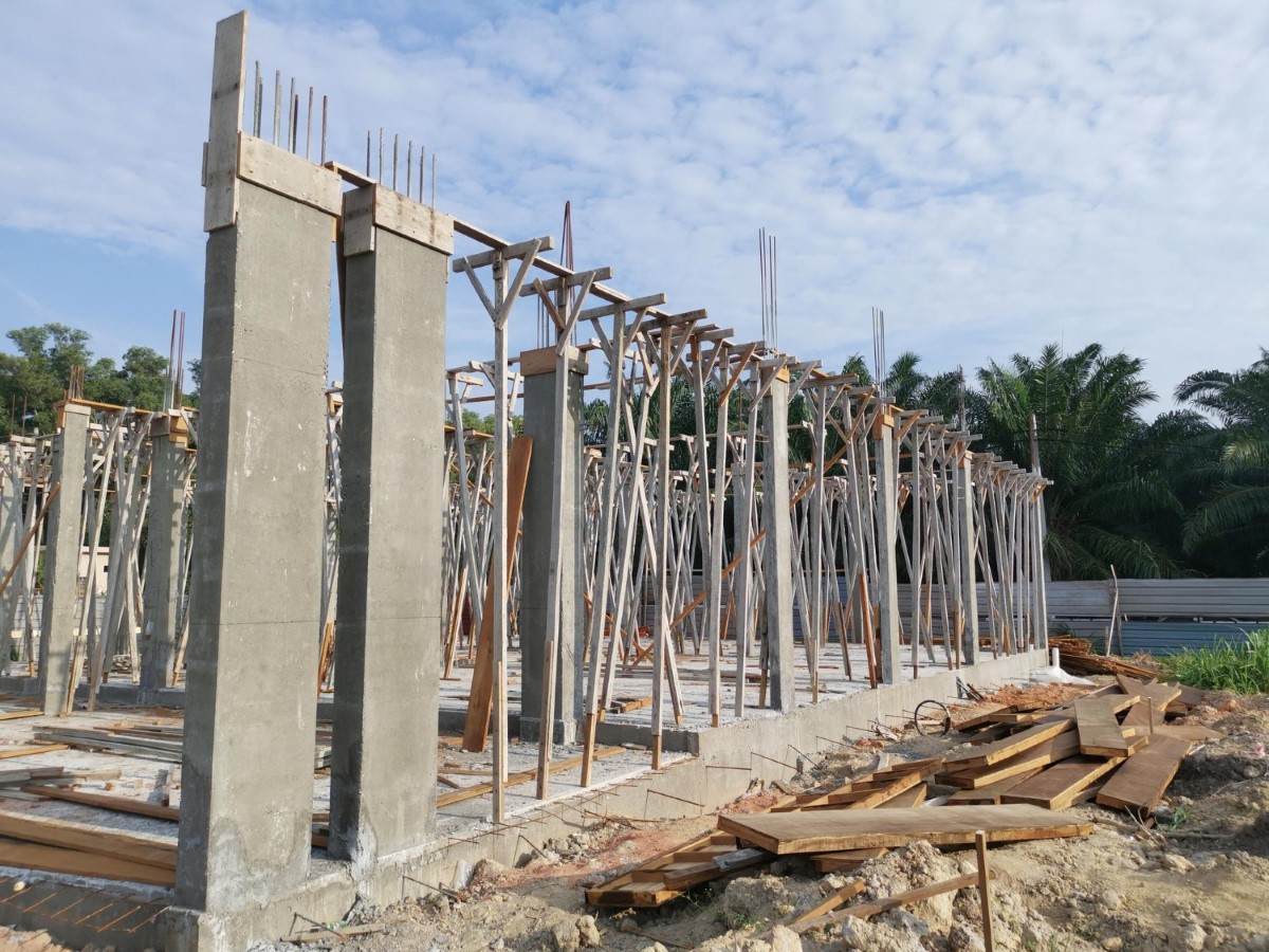 Estabilidade garantida por escoramentos alinhados conforme critérios da NBR 15696.