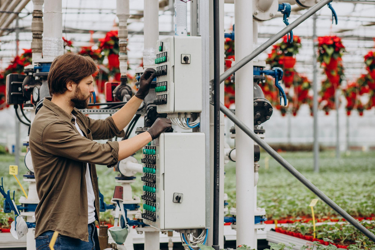Aplicação de relés multifuncionais e lógica programável para controle elétrico automatizado em ambientes industriais e sistemas de irrigação com CLPs. - Curso Instalação de Relés.