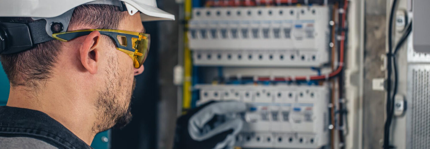 Parametrização de dispositivos de proteção e verificação funcional de relés digitais em painéis de distribuição, utilizando normas IEC 60255 como referência.