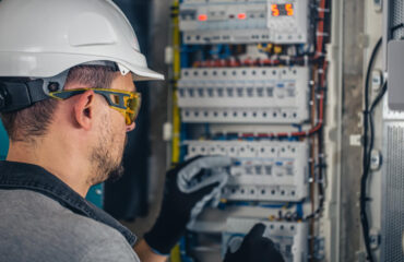 Curso Instalação de Relés Parametrização de dispositivos de proteção e verificação funcional de relés digitais em painéis de distribuição, utilizando normas IEC 60255 como referência.