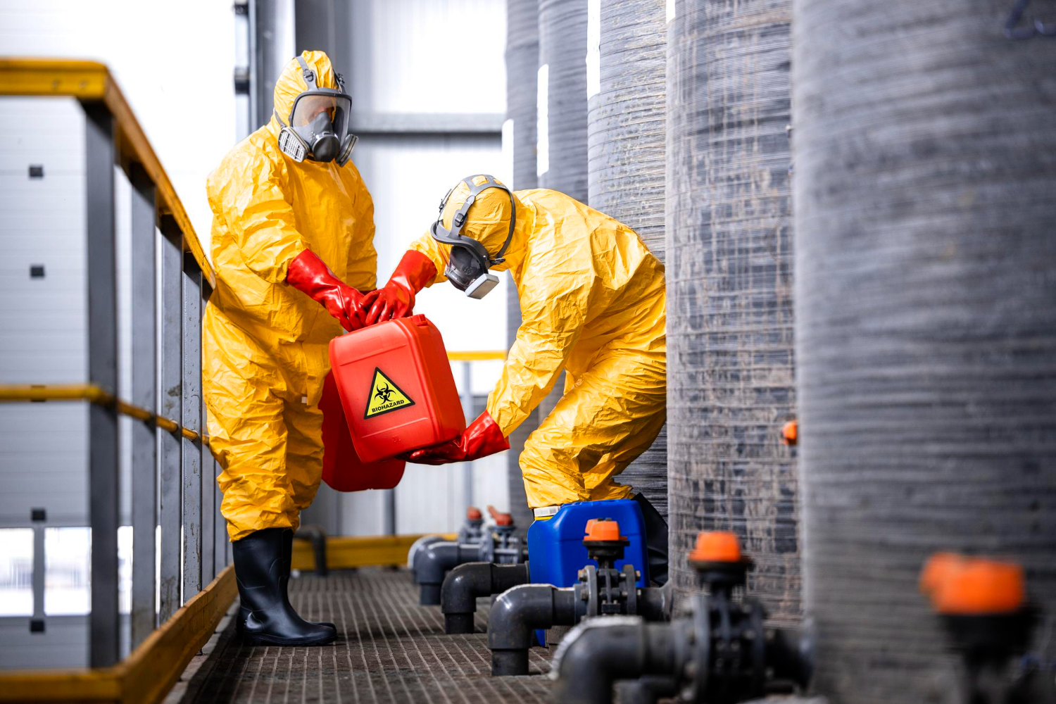 Setores industriais críticos, como refinarias e unidades petroquímicas, exigem a aplicação rigorosa de estudos HAZOP conforme a IEC 61882.