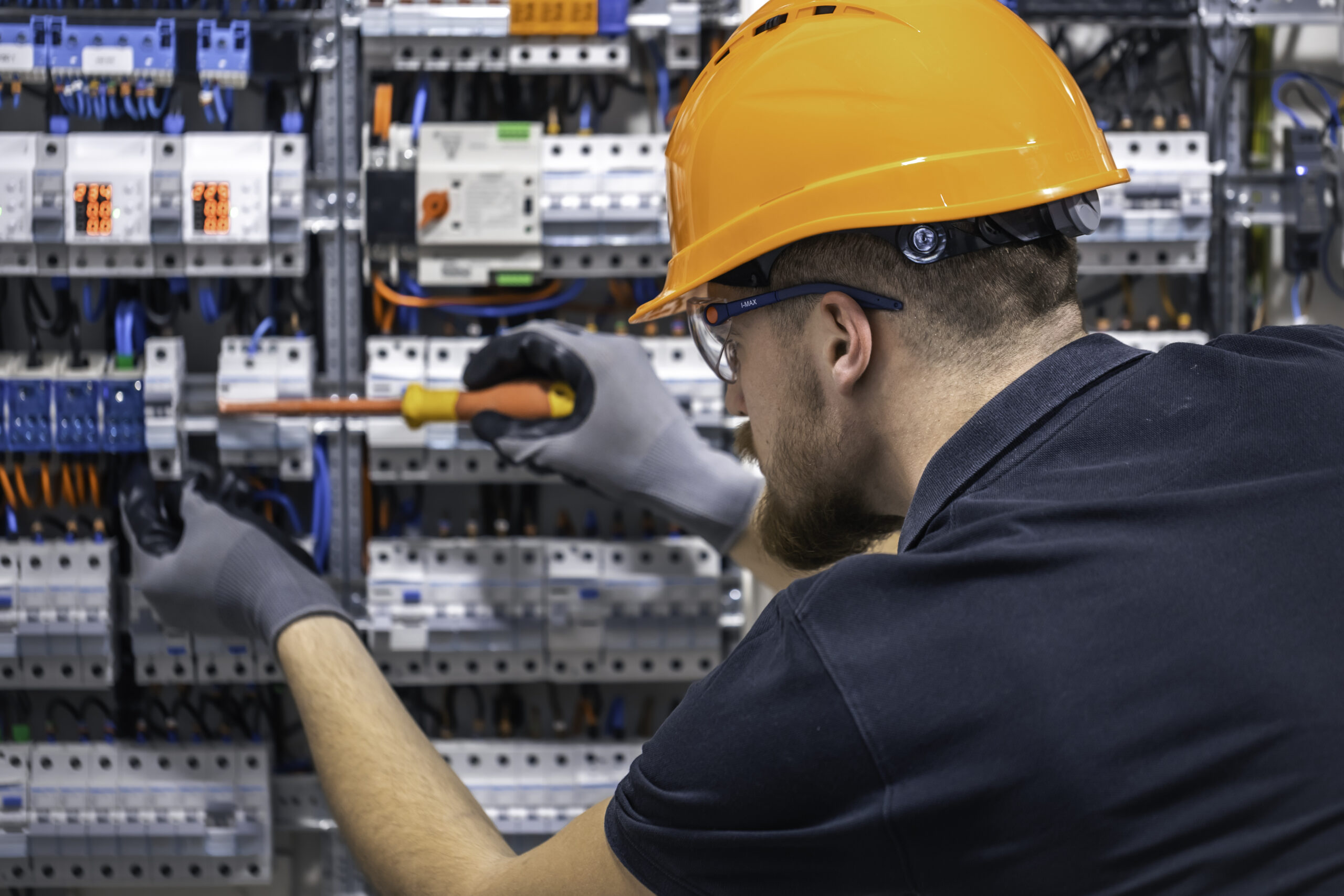 Montagem e reaperto de conexões em painel elétrico com relés de proteção, etapa essencial antes da parametrização e comissionamento conforme NR 10 e normas técnicas. - Curso Instalação de Relés.