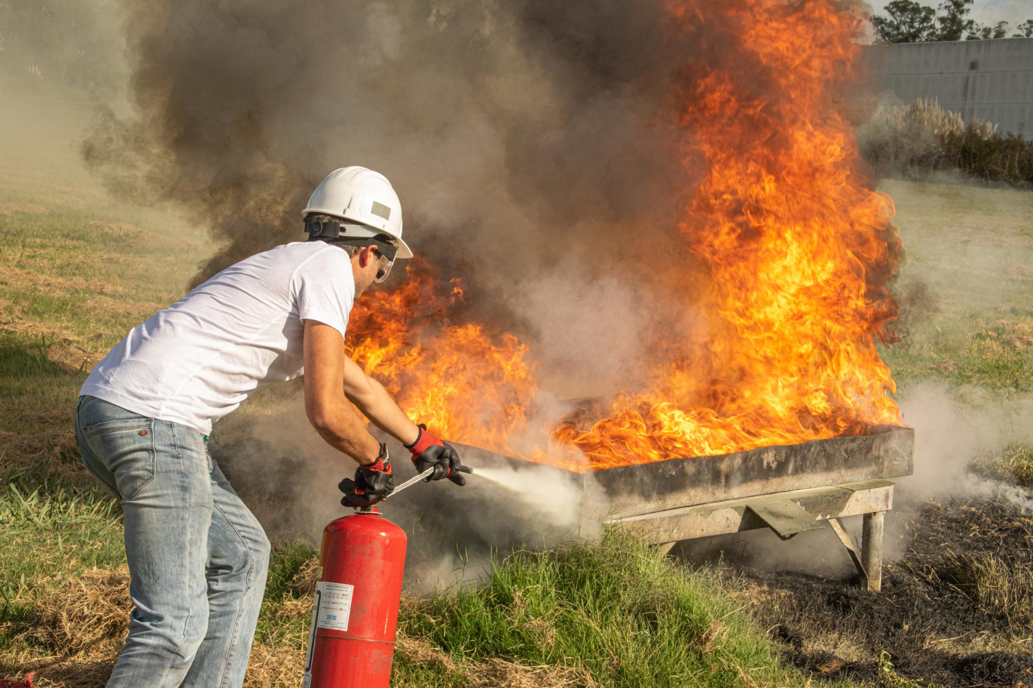 Treinamento prático de combate ao fogo com extintores – onde teoria, técnica e coragem se encontram para formar profissionais prontos. - Curso NFPA 12.