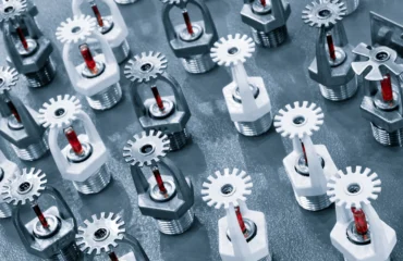 Ensaio Chuveiros Automáticos Sprinklersing-system-sprinklers-as-background-fire-safety-concept Ensaio Chuveiros Automáticos Sprinklers