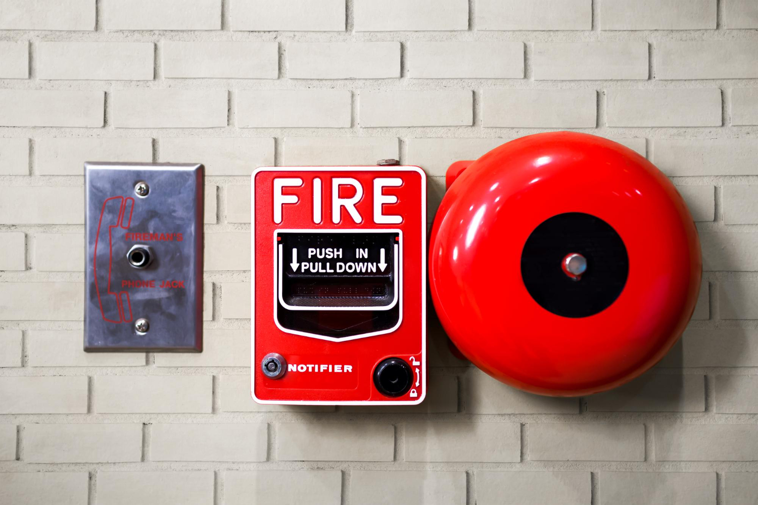 Conjunto de acionador manual tipo “Push In / Pull Down” e campainha de alarme. Quando acionado, envia sinal à central de alarme para iniciar evacuação e demais respostas automáticas do sistema. - NFPA 72 Código Nacional.