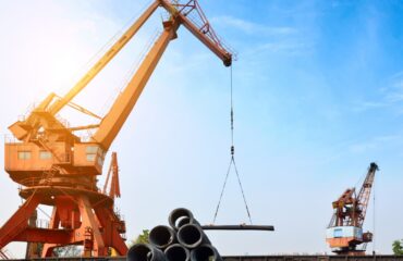 Curso NR 37 Guindastes Guinchos Operação de içamento em zona portuária: cada movimento do guindaste exige controle de estabilidade, linha de carga e comunicação sincronizada.