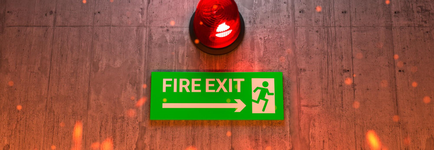 Indicador de rota de fuga com luz estroboscópica vermelha ativada, sinalizando situação de emergência . Essencial para evacuação segura e rápida.