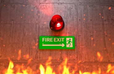 Indicador de rota de fuga com luz estroboscópica vermelha ativada, sinalizando situação de emergência . Essencial para evacuação segura e rápida. Indicador de rota de fuga com luz estroboscópica vermelha ativada, sinalizando situação de emergência . Essencial para evacuação segura e rápida.