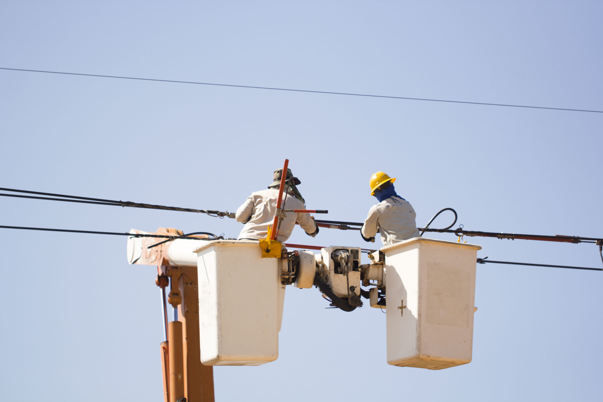 Manutenção live-line em linha de transmissão com uso de cesto aéreo isolado. A técnica permite continuidade do fornecimento sem desligamento da rede, exigindo qualificação específica e aplicação das normas IEC 62271 e NR 10.