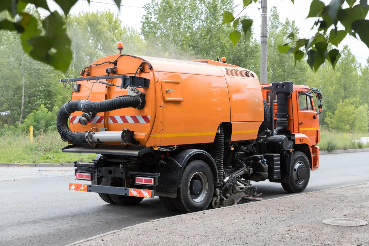 O operador de caminhão auto-vácuo transforma pressão em controle, garantindo que o sistema respire com segurança enquanto executa a sucção de resíduos.