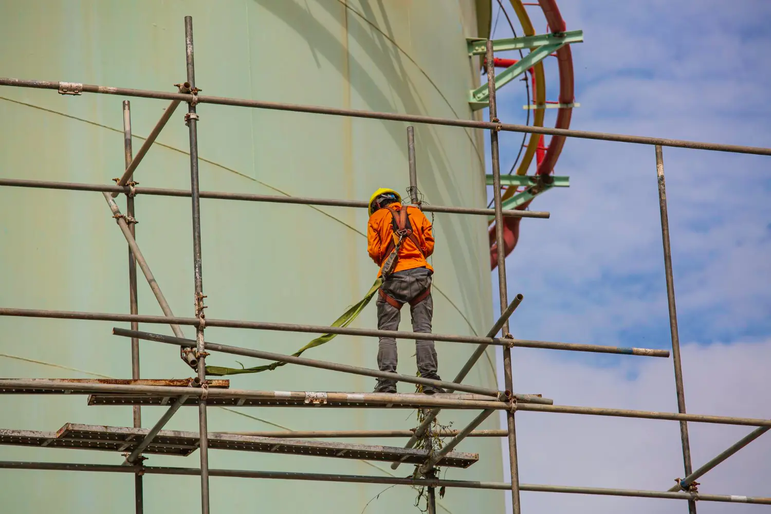 Trabalho seguro em altura exige técnica e responsabilidade.