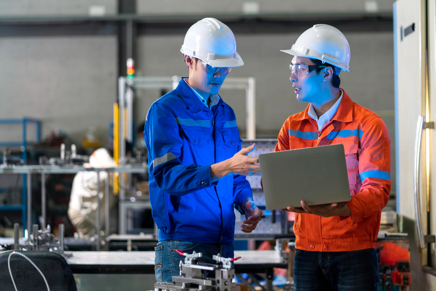 Profissionais discutindo a elaboração do plano de ação do PGR para fortalecer a segurança no ambiente de trabalho - PGR com Gestão de Segurança do Trabalho Profissionais discutindo a elaboração do plano de ação do PGR para fortalecer a segurança no ambiente de trabalho - PGR com Gestão de Segurança do Trabalho