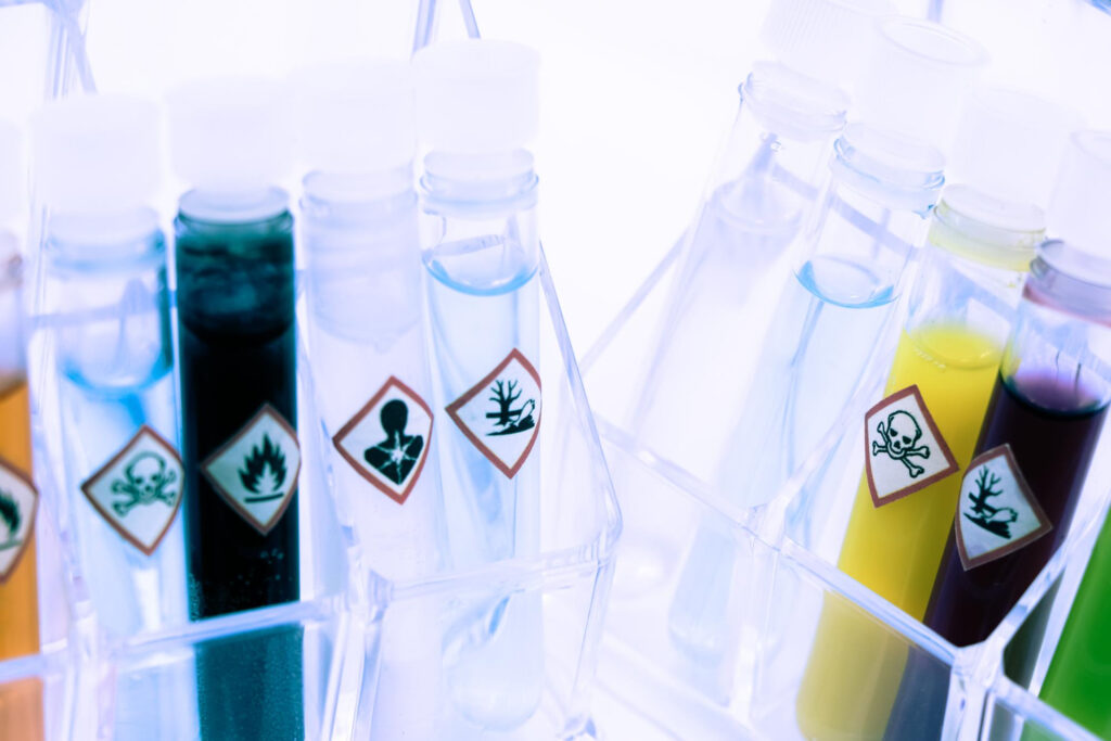 Substâncias infecciosas que, se expostas, podem causar doenças graves e potencialmente fatais em humanos ou animais.