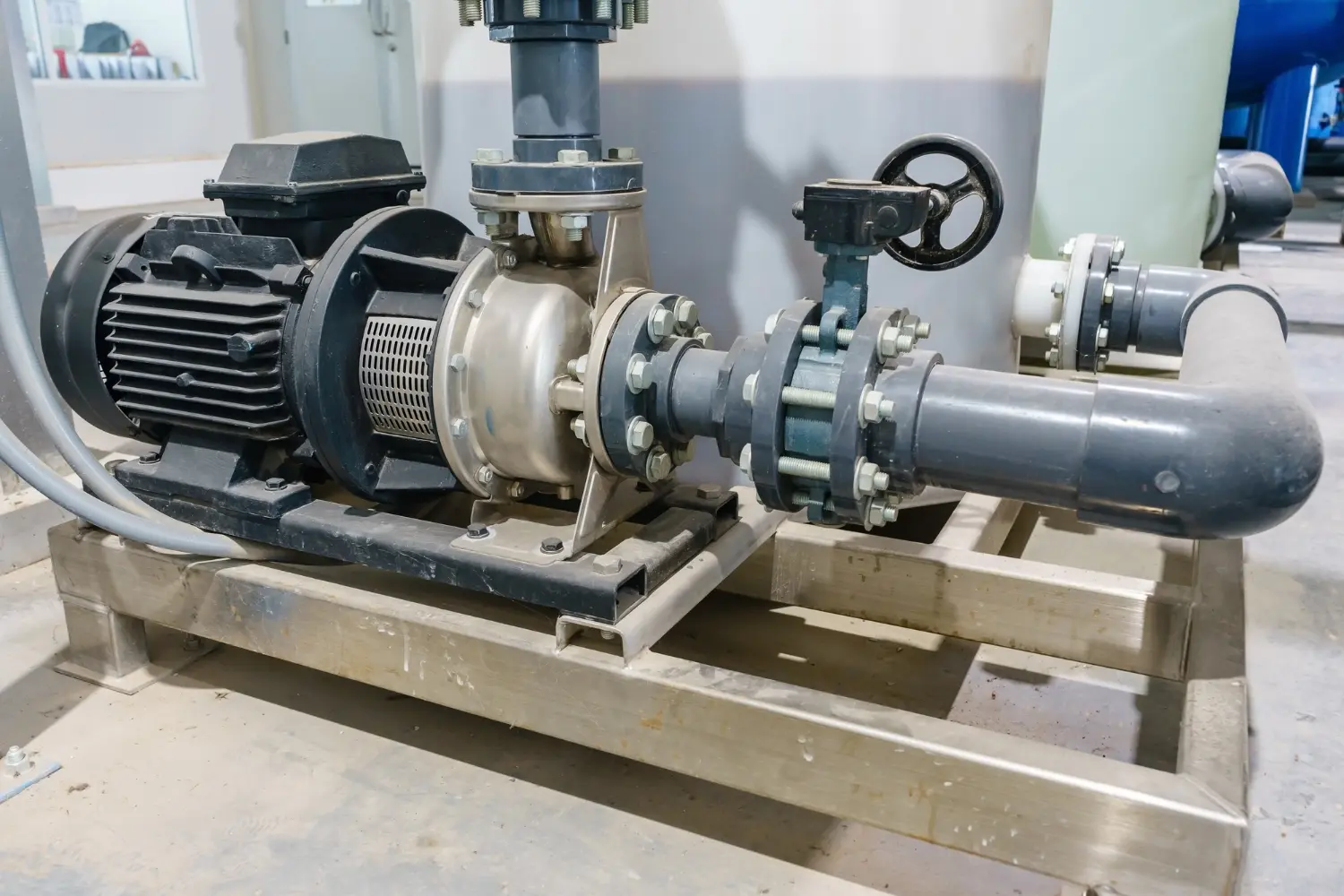Bomba centrífuga com acoplamento direto, típica em sistemas de recalque e transferência de fluidos industriais.