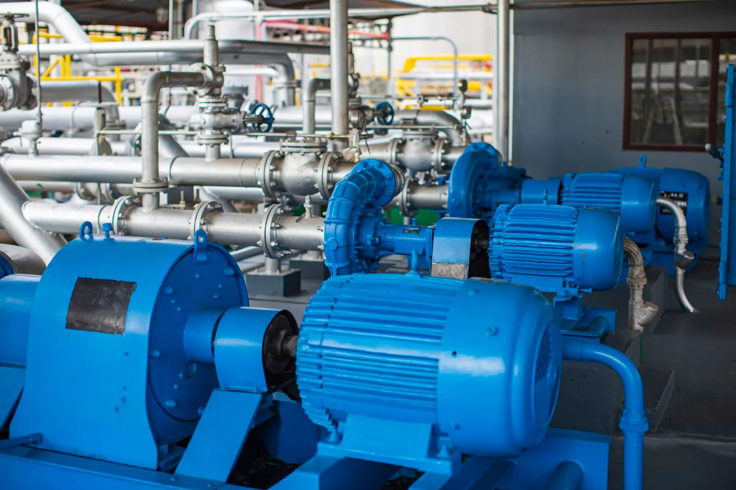 Conjunto de bombas centrífugas operando em série, garantindo vazão contínua em redes industriais complexas.
