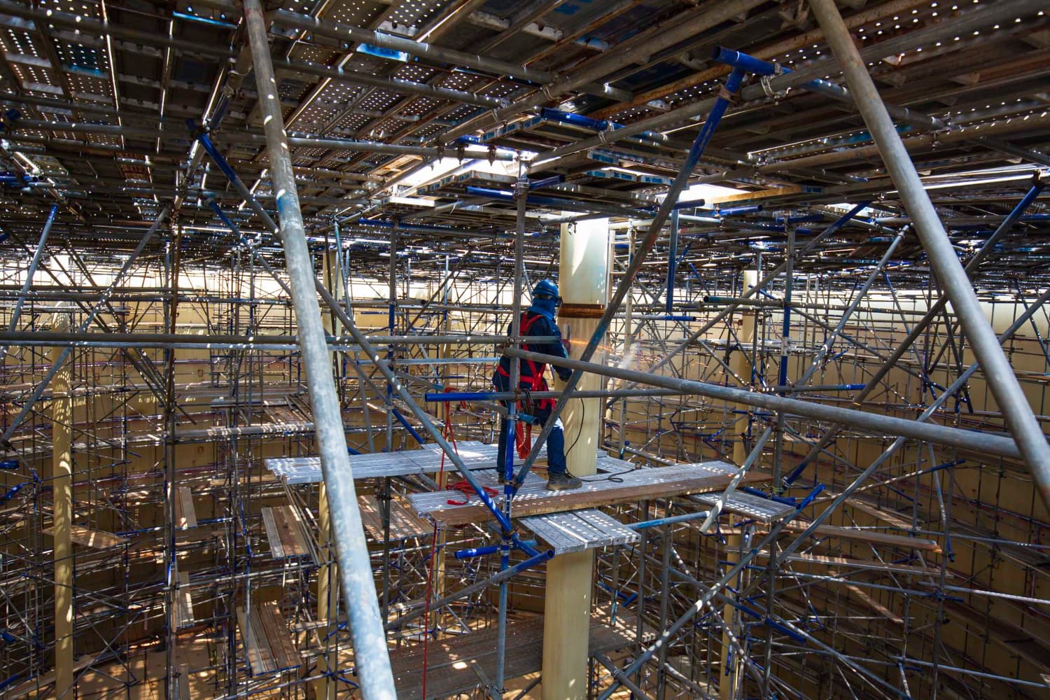 Andaimes industriais com múltiplos pontos de apoio e plataformas móveis. O dimensionamento correto de contraventamentos evita colapsos e garante estabilidade em ambientes críticos.