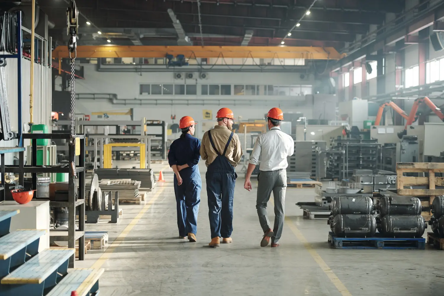 Equipe técnica inspeciona linha de produção conforme diretrizes da NR 12 e critérios de segurança de máquinas.