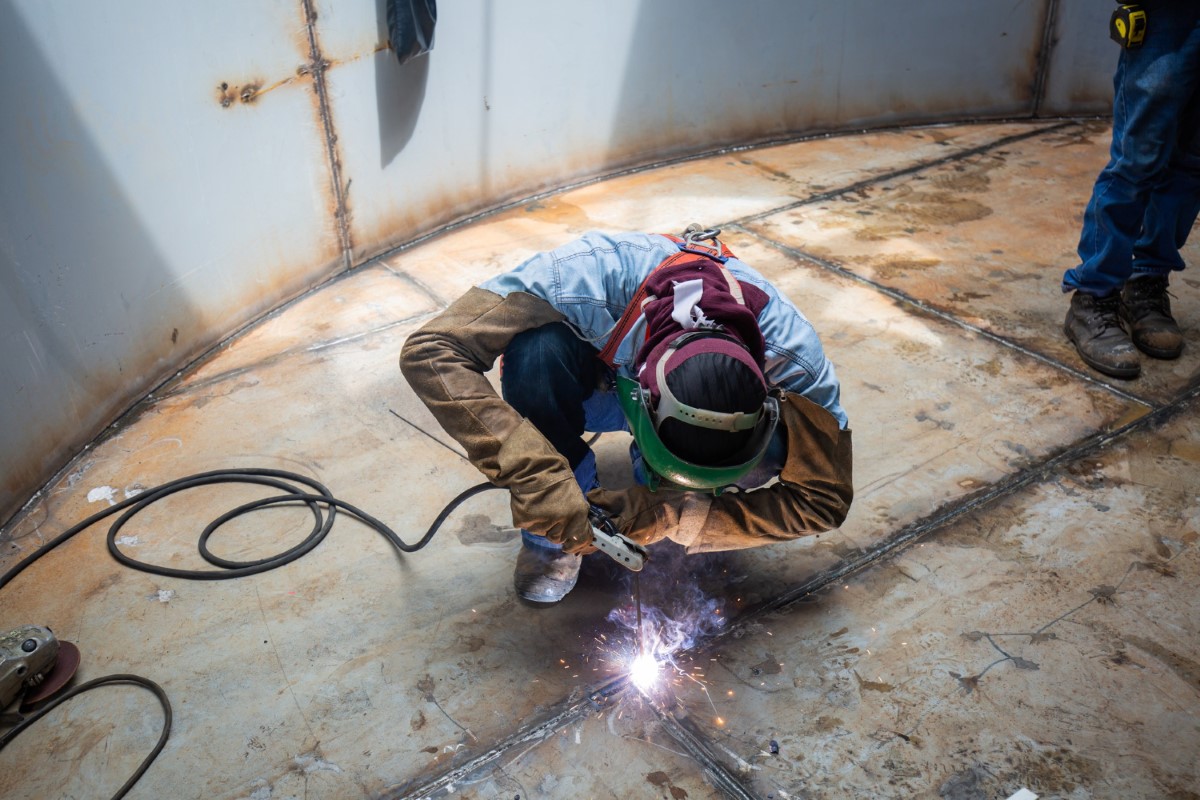 Soldagem em campo: parâmetros estáveis garantem segurança e desempenho.